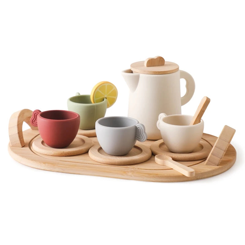 quatro chávenas de chá de brincar em silicone, um bule de chá de brincar em silicone, num tabuleiros em madeira